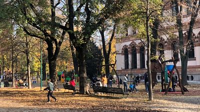 Gente a passeggio con famiglia e amici Gente a passeggio con famiglia e amici
