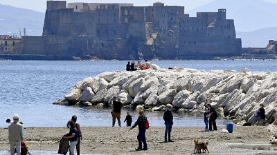 Tutti con mascherina. Complice il bel tempo qualcuno fa il bagno Tutti con mascherina. Complice il bel tempo qualcuno fa il bagno