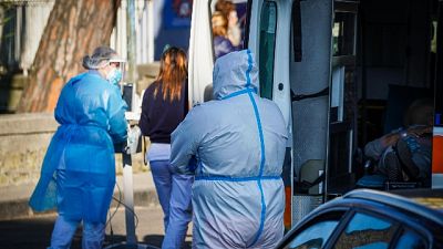 Il rapporto tamponi-positivi resta al 17% Il rapporto tamponi-positivi resta al 17%