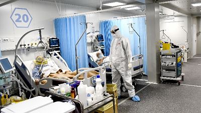 Record tamponi a 234mila, incidenza positivi risale a 16% Record tamponi a 234mila, incidenza positivi risale a 16%