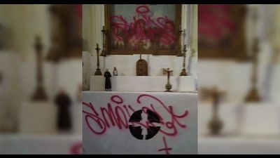 Ignoti scritto con bomboletta spray frasi offensive Ignoti scritto con bomboletta spray frasi offensive