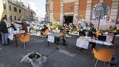 Flash mob prevedono un'ora di didattica davanti agli istituti Flash mob prevedono un'ora di didattica davanti agli istituti