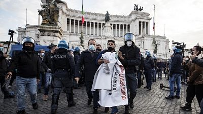 A piazza Venezia. Polizia allontana manifestanti A piazza Venezia. Polizia allontana manifestanti