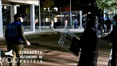 Allarme del Sap, "non vengono fatti i tamponi da 15 giorni" Allarme del Sap, "non vengono fatti i tamponi da 15 giorni"
