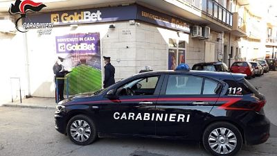 Sorpresi dai carabinieri a giocare a calcio balilla Sorpresi dai carabinieri a giocare a calcio balilla