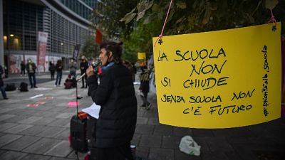 Flash mob in piazza. Ragazzi con 'volti' parlamentari Flash mob in piazza. Ragazzi con 'volti' parlamentari