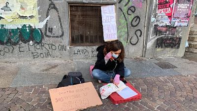 Studentessa in dad davanti a scuola nonostante divieto Studentessa in dad davanti a scuola nonostante divieto