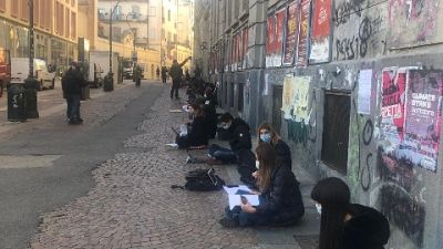 Studenti davanti Gioberti, rientrare in classe non è capriccio Studenti davanti Gioberti, rientrare in classe non è capriccio