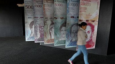 Venezuela aumenta el salario mínimo en medio de cuarto año de hiperinflación