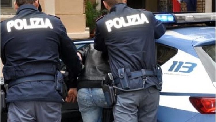 Polizia postale di Mantova si inserisce in chat