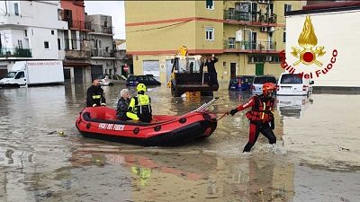 Numerosissime richieste di intervento per i vigili del fuoco Numerosissime richieste di intervento per i vigili del fuoco