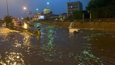 Operai al lavoro per far defluire l'acqua dai sottopassi Operai al lavoro per far defluire l'acqua dai sottopassi