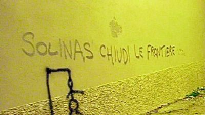 Scritte sul muro della Regione anche contro assessore Sanità Scritte sul muro della Regione anche contro assessore Sanità