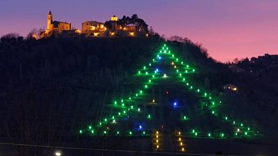 Dedicato a malati e a sanitari. 'Abete' di luci sulla collina Dedicato a malati e a sanitari. 'Abete' di luci sulla collina