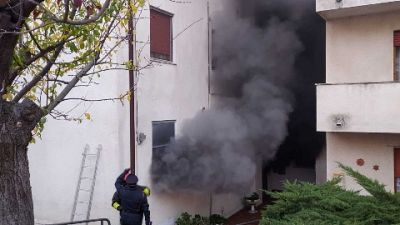 Vvf in azione a Trecastelli (Ancona), fiamme da elettrodomestico Vvf in azione a Trecastelli (Ancona), fiamme da elettrodomestico
