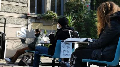 Protesta in un liceo di Milano. Preside, non aprano prima bingo Protesta in un liceo di Milano. Preside, non aprano prima bingo