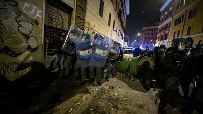 Altro manifestante denunciato. Ferito poliziotto in disordini Altro manifestante denunciato. Ferito poliziotto in disordini