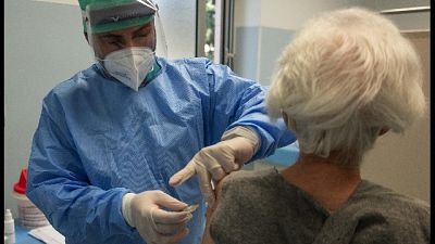35mila operatori sanitari, 10mila ospiti e 4mila dipendenti Rsa 35mila operatori sanitari, 10mila ospiti e 4mila dipendenti Rsa