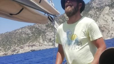 Famiglia bloccata in barca a Carloforte, "non abbiamo più soldi" Famiglia bloccata in barca a Carloforte, "non abbiamo più soldi"