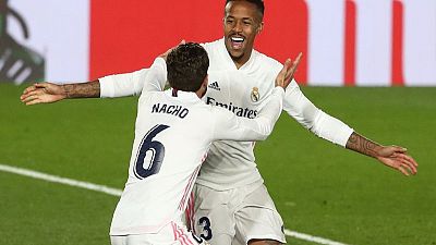 Dúo brasileño ayuda al Real Madrid a vencer 2-0 en casa al Osasuna Dúo brasileño ayuda al Real Madrid a vencer 2-0 en casa al Osasuna