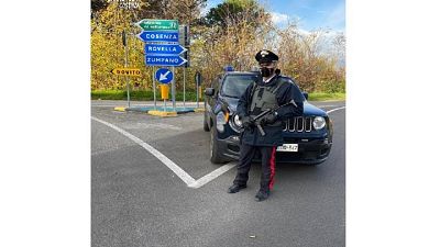 Gli ha dato fuoco e l'ha lanciata dal secondo piano Gli ha dato fuoco e l'ha lanciata dal secondo piano