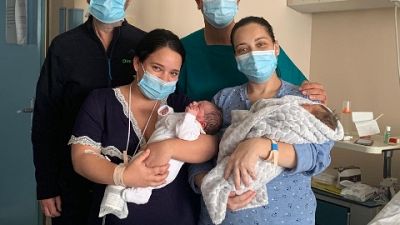 Le due donne sono diventate mamme ad un'ora di distanza Le due donne sono diventate mamme ad un'ora di distanza