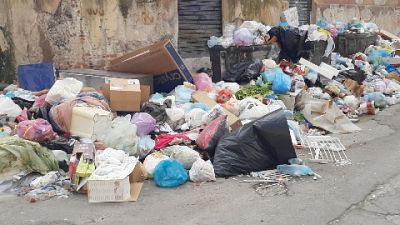 In discarica anche auto accartocciate e urna cineraria In discarica anche auto accartocciate e urna cineraria