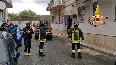 Corpo trovato dai vigili del fuoco. Accertamenti su cause rogo Corpo trovato dai vigili del fuoco. Accertamenti su cause rogo