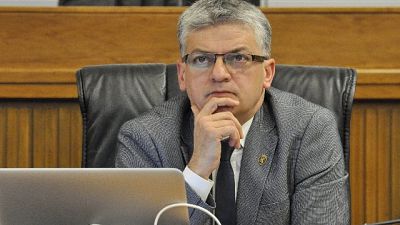 "Assembramenti in centri commerciali ma governo chiude lo sci" "Assembramenti in centri commerciali ma governo chiude lo sci"