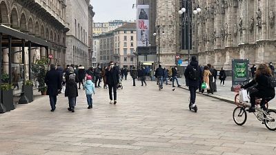 Passeggiate e compere in primo giorno Lombardia arancione Passeggiate e compere in primo giorno Lombardia arancione