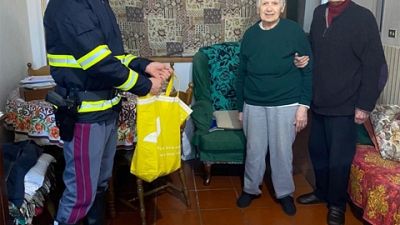 Li assiste e porta loro la spesa, anziani ringraziano questore Li assiste e porta loro la spesa, anziani ringraziano questore