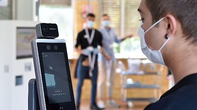 'Fieri uomini e donne che lavorano senza sosta per lotta virus' 'Fieri uomini e donne che lavorano senza sosta per lotta virus'