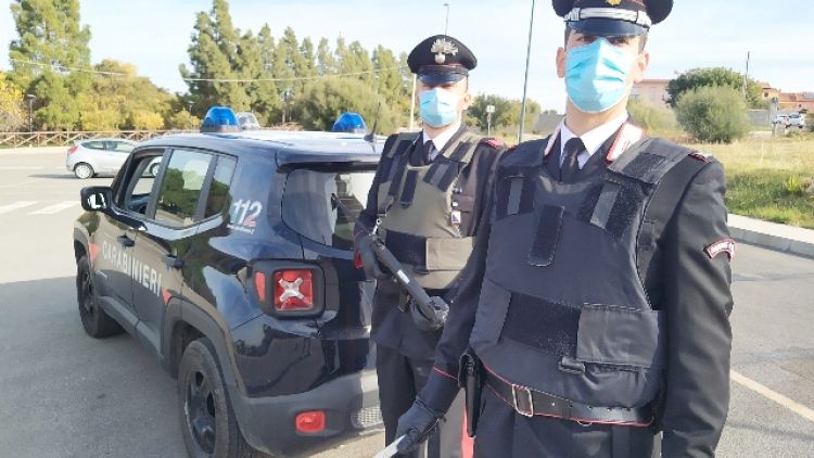 A Trieste, Carabinieri hanno anche sanzionato clienti e titolare