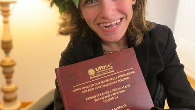 A Macerata Chiara, 22 anni, tenacia e passione oltre difficoltà A Macerata Chiara, 22 anni, tenacia e passione oltre difficoltà