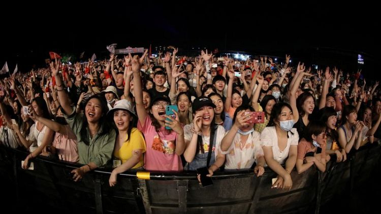 آلاف يحضرون مهرجانا موسيقيا بمدينة ووهان الصينية