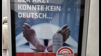 Cadavere con la scritta "Il medico non sapeva il tedesco" Cadavere con la scritta "Il medico non sapeva il tedesco"