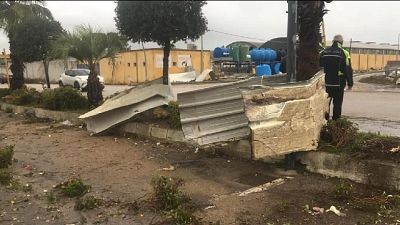 Danneggiate anche villette, pali della luce e semafori Danneggiate anche villette, pali della luce e semafori