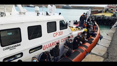 Uno trasferito in ospedale. Ci sono anche 10 donne e 10 bambini Uno trasferito in ospedale. Ci sono anche 10 donne e 10 bambini