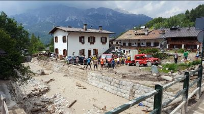 Precipita un mezzo dei pompieri, che si erano già messi in salvo Precipita un mezzo dei pompieri, che si erano già messi in salvo