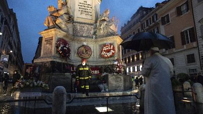 A sorpresa alle 7 di mattina, ha reso omaggio all'Immacolata A sorpresa alle 7 di mattina, ha reso omaggio all'Immacolata