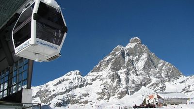 A Cervinia immagini con folla davanti a seggiovia A Cervinia immagini con folla davanti a seggiovia