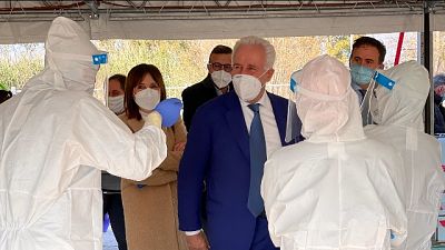 Coniugi ricoverati in struttura a Prato si tengono per mano Coniugi ricoverati in struttura a Prato si tengono per mano