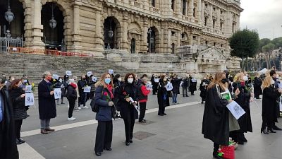 Oltre un centinaio con rose gialle davanti alla Cassazione Oltre un centinaio con rose gialle davanti alla Cassazione