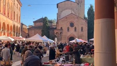 'Fiumi' di persone per negozi, ristoranti e mercato antiquariato 'Fiumi' di persone per negozi, ristoranti e mercato antiquariato