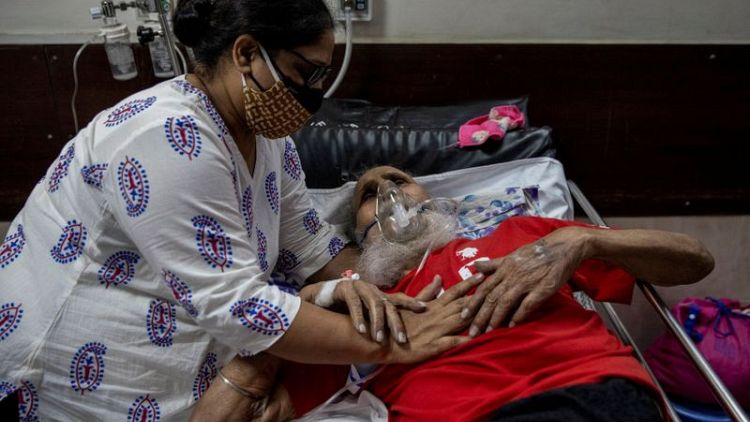 Casos de COVID-19 en India permanecen cerca de un récord, otro estado impone confinamiento