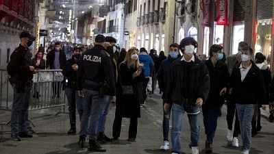 Riunione tesa degli esperti, attenzione assembramenti shopping Riunione tesa degli esperti, attenzione assembramenti shopping