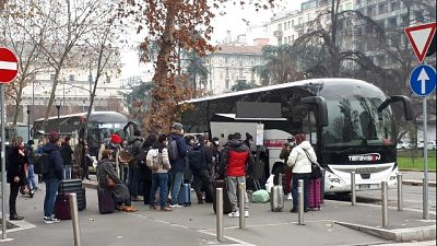 'Perché non permettono spostarsi fino al 23 per evitare folla?' 'Perché non permettono spostarsi fino al 23 per evitare folla?'
