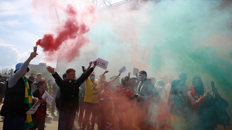 تأجيل انطلاق مباراة مانشستر يونايتد وليفربول مع احتجاج الجماهير ضد عائلة جليزر