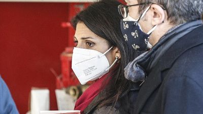 Decisione accolta da applauso dalle persone in aula Decisione accolta da applauso dalle persone in aula