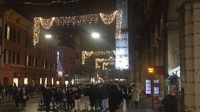 Code davanti a molti negozi, ma nessun filtraggio o transenna Code davanti a molti negozi, ma nessun filtraggio o transenna
